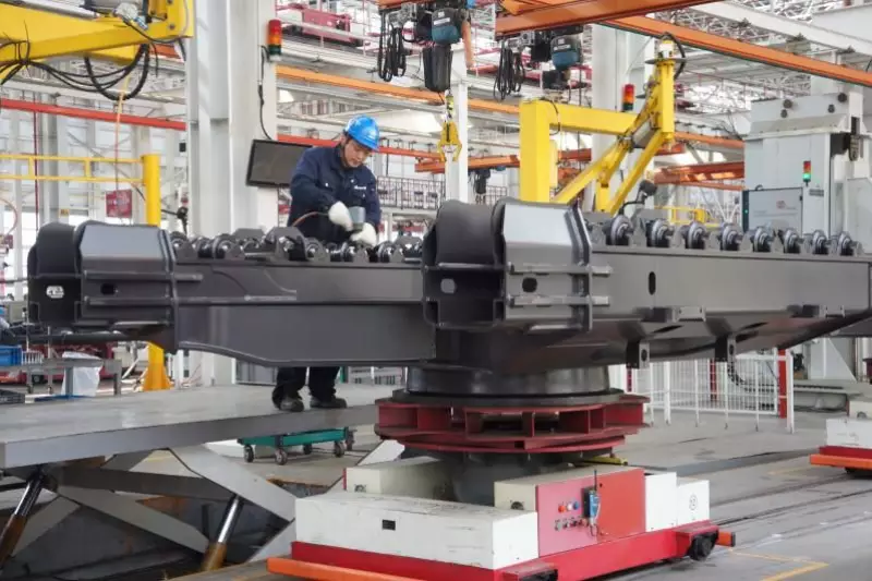 Auffällig westlich oder US-amerikanisch geprägt, so könnte man die Führungsstruktur und den Aufbau der Sany Fabriken bezeichnen. Entgegen sämtlicher Vorurteile sind die Produktionshallen bei Sany in China durchaus mit deutschen Produktionsstandorten zu vergleichen. Treffpunkt.Bau hat von der Endfertigung und der Stahlbau-Abteilung ein kurzes Video bereitgestellt.