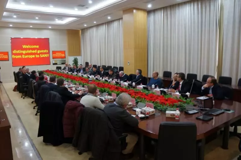 Am Besprechungstisch wurden Preise, Konditionen und Ziele besprochen. Auch konstruktive Kritik zur Anpassung der Maschinen an europäische Bedürfnisse nahm die Unternehmensleitung an und versprach schnelle Lösungen. Die Lieferung von absatzfähigen und hochqualitativen Maschinen hat für das Management eine hohe Priorität, hieß es immer wieder. Auch ging die Konzernleitung off-en mit dem ablehnenden Vorurteil gegenüber „Made in China“ um. „Durch die Internationalisierung des Unternehmens stellen wir uns jederzeit jedem Vergleich“, erklärte Chen Jiayuan, Deputy Genenal Manager, gegenüber der Delegation. Das schnelle Reaktionsvermögen der Konstruktion in Bezug auf die Produktanpassung an die Märkte sowie die eigene Kapitalkraft sollen die zukünftigen Ziele sichern.