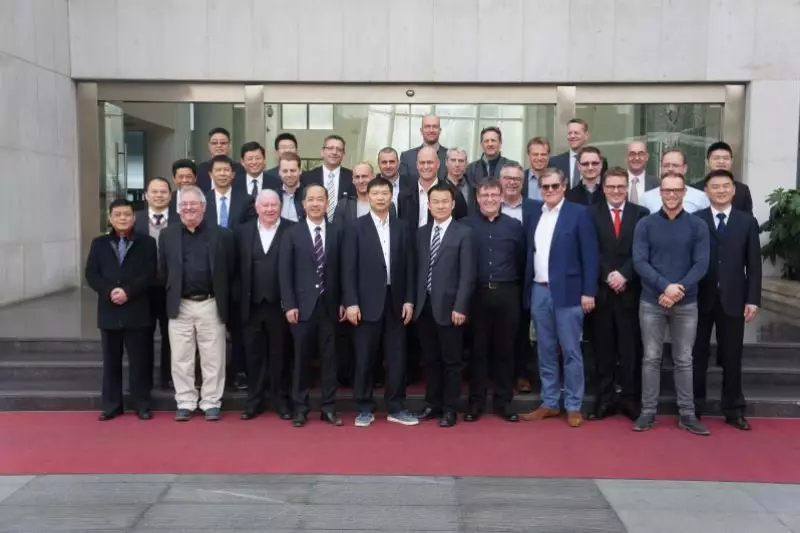 Gruppenbild der Europa Delegation mit bestehenden sowie potentiellen Händlern. Nach der Besichtigung des Unternehmens konnten sich einige Händler unverbindlich vorstellen, die Maschinen für erste Erfahrungen in ihrem Mietpark einzusetzen.