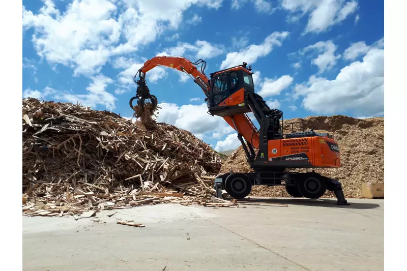Ein Leistungsmerkmal der Serienausrüstung ist die hydraulisch hochfahrbare Kabine, die dem Fahrer eine bessere Rundumsicht auf Anbaugerät und Arbeitsbereich ermöglicht.