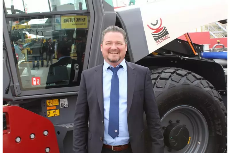 Thomas Kramer, Leiter Kundencenter D-A-CH, im Gespräch auf dem Messestand während der bauma.