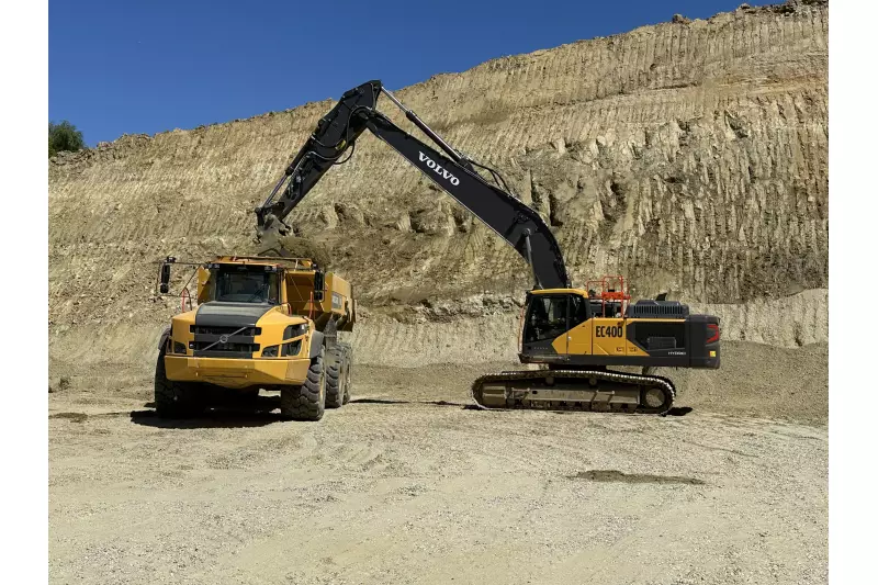 Der Volvo EC400 Hybrid und der A40-Dumper agieren bei Clariant im Bentonitabbau als eingespieltes Team.

