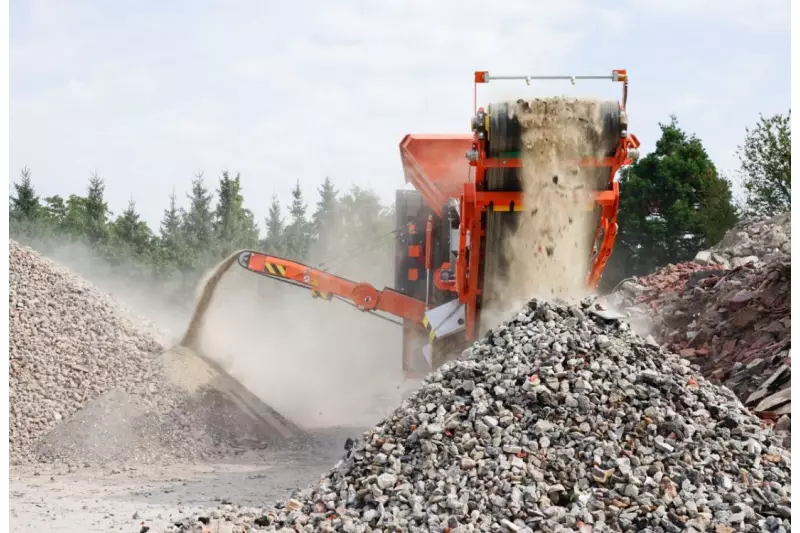 Der raupenmobile RESTA-Backenbrecher CH1 zerkleinert Bauschutt und Naturgestein und produziert ein Korngemisch von 0/45 bis 0/110 mm.  