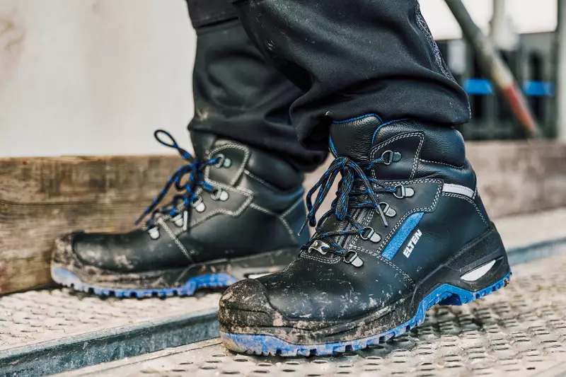 Der „Leonardo XXSG black-blue Mid ESD S3“ ist mit der Laufsohle „Wellmaxx Safety-Grip“ ausgestattet, die das Beste aus zwei Welten verbindet: hervorragende Dämpfung und beste Rutschhemmung. Quelle: Elten