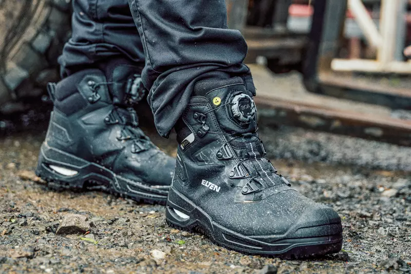 Der Sicherheitsstiefel „Antonio XXSG GTX Mid ESD S3S WR CI“ besteht aus dem extrem robusten Obermaterial „Extraguard“ von Gore-Tex, das 40 % leichter als Leder und trotzdem sehr widerstandsfähig ist. Quelle: Elten