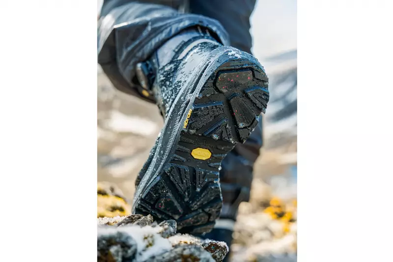 Die „Wellmaxx-Arctic-Grip“-Sohle mit der „Arctic-Grip“-Technologie aus dem Hause Vibram verbessert die Trittsicherheit auf glatten und vereisten Untergründen und bleibt bei Temperaturen bis zu -40 Grad elastisch. Quelle: Elten