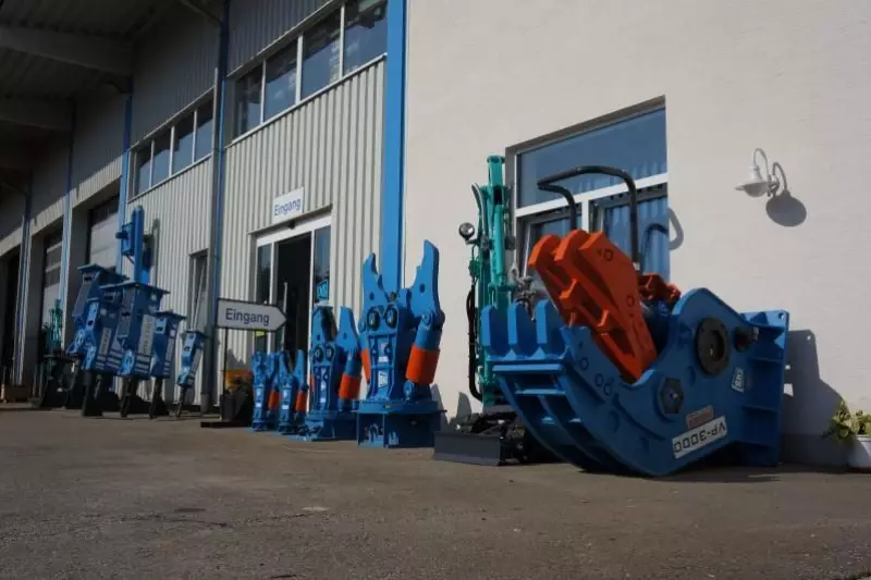 Ludwig Ellinger hat über 30 Jahre
Erfahrung mit Abbruchwerkzeugen.
Nach seinen Vorgaben werden
Hydraulikhämmer, Pulverisierer und
Zangen gefertigt und vertrieben.