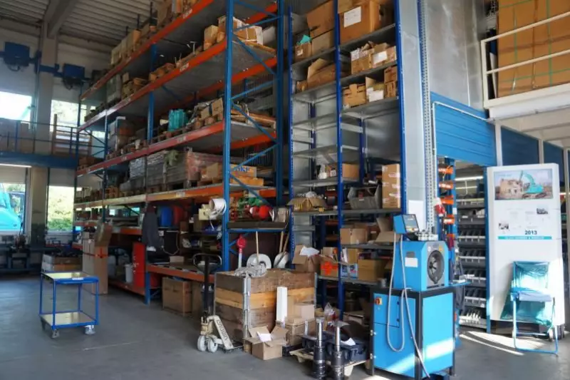 Das Teilelager umfasst etwa 32.000 Ersatzteile.
Neben Kobelco vertreibt EMB auch weitere
Marken.