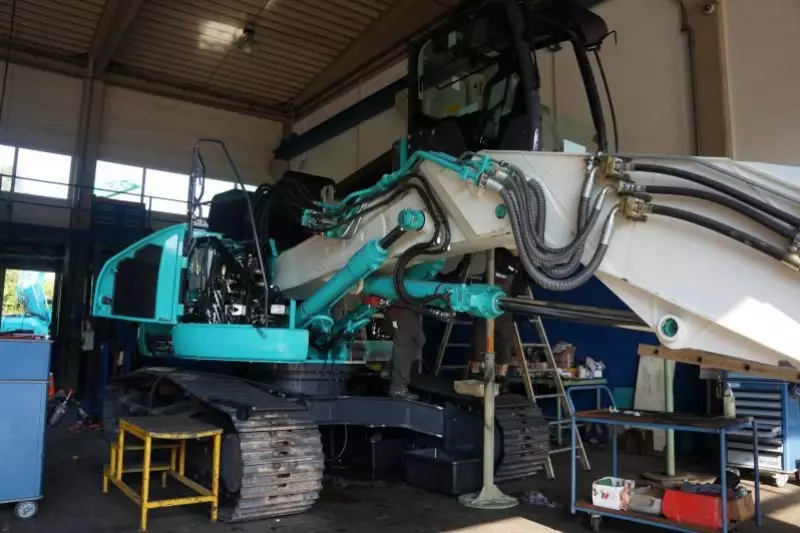 Dieser Kobelco-Bagger wird für einen Kunden
am Ausleger umgebaut sowie eine höhenverstellbare
und neigbare Kabine für den Abbruch
installiert. Die Abbruchhöhe liegt dann bei
20 Metern. Der Bagger erhält dann noch einen
EMB Betonpulverisierer.