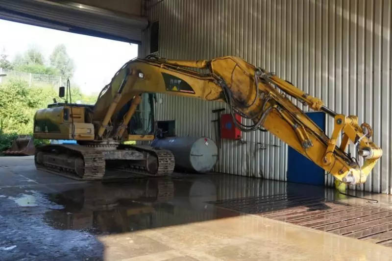 Eine Catpillar Gebrauchtmaschine
vor der Aufbereitung.