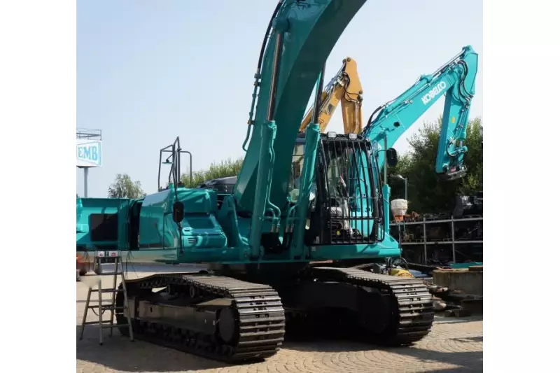 Ein Kobelco SK260 in der Hydraulik-Druckjustierung.
Um dem Fahrer ideale Arbeitsbedingungen
zu bieten, wird an dem Bagger
das Verhältnis z wischen Schwenkdruck und
Schwenkgeschwindigkeit angepasst.