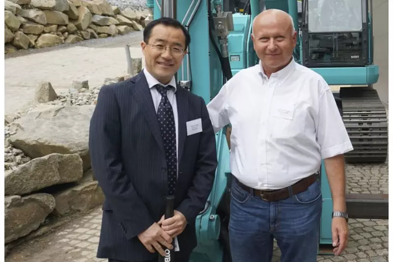 Partnerschaft auf Augenhöhe: Makoto Kato, Managing Direktor Kobelco Construction Machinery Europe (KCME), und Ludwig Ellinger, Seniorchef EMB Baumaschinen, feiern drei Jahrzehnte erfolgreicher Zusammenarbeit. Quelle: Bernd Mair