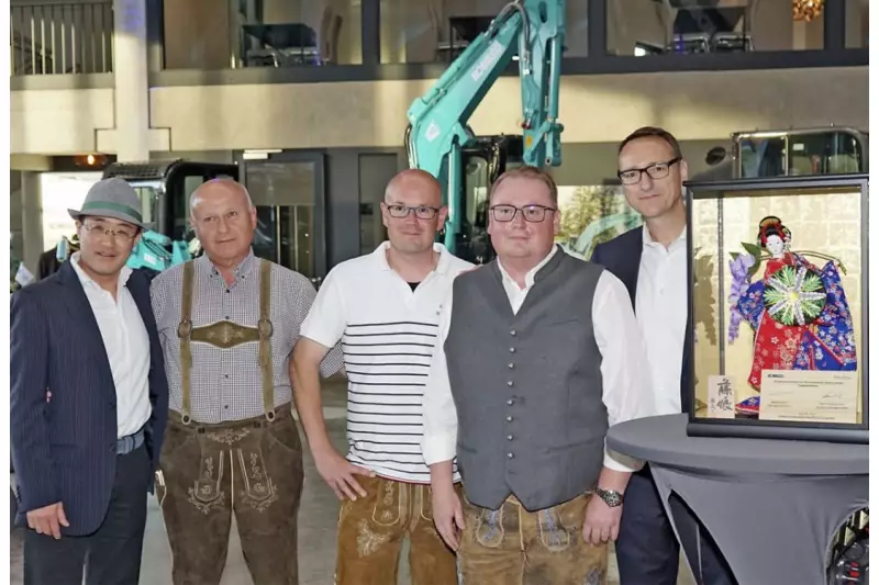 Erfolg verbindet (v. l.): Makoto Kato, Managing Director KCME, EMB-Seniorchef Ludwig Ellinger, die Geschäftsführer Sebastian und Michael Ellinger sowie Hanns Markus Renz, Kobelco-Vertriebsleiter D-A-CH. Quelle: Kobelco