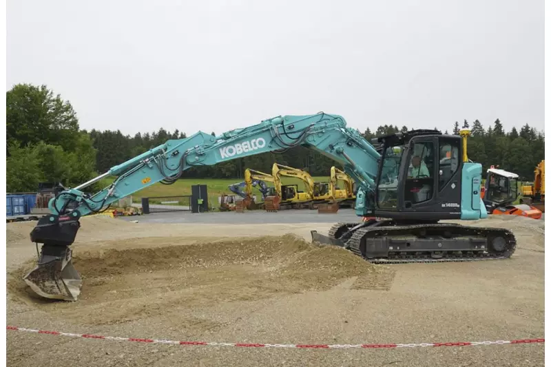 Meisterleistung. Das von EMB implementierte Trimble Earthworks-System integriert erstmals den Verstellausleger in die Vollautomatik. Um bis zu 40 % steigt das Arbeitstempo bei zugleich maximaler Präzision. Quelle: Bernd Mair