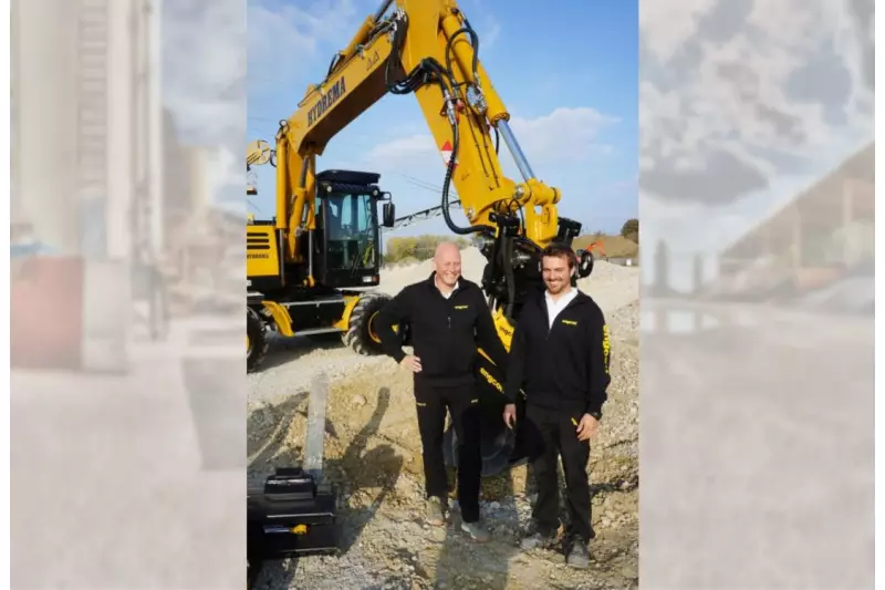 (V.l.) Krister Blomgren, CEO Engcon, und Martin Engström, Sohn des Firmengründers, freuten sich über die zahlreichen Besucher der Erlebnistage in Finsing. Der Hersteller nutzt gerne auch regionale Veranstaltungen um die Leistungskraft und Vielseitigkeit seiner Produkte unter Beweis zu stellen. Das Team der Engcon-Erlebnistage strahlt mit dem blauen Himmel um die Wette. Das Fazit der Veranstaltung: Team und Besucher waren begeistert.