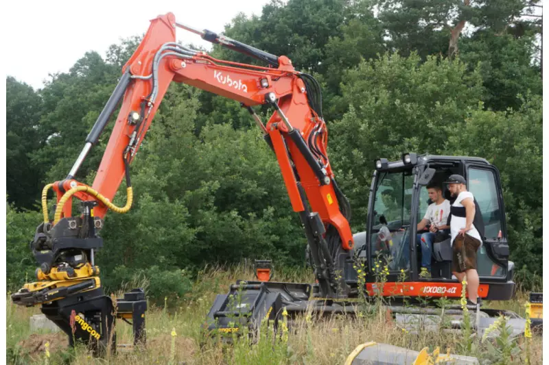 Der Name ist Programm. Bei den Engcon Erlebnis-tagen dürfen die Gäste selbst die Anbaugeräte ausprobieren.