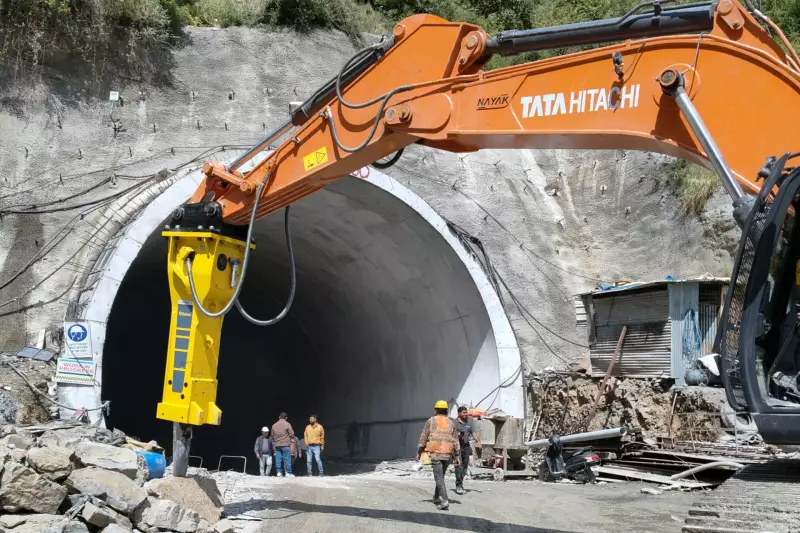 Beim Shimla Bypass Projekt in Indien kommt Epiroc Technik in geologisch anspruchsvollem Himalaya-Gelände zum Einsatz. Das rund 27,4 Kilometer lange Infrastrukturprojekt soll den Durchgangsverkehr aus Shimla herausführen, Staus reduzieren und die regionale Mobilität verbessern. In sensiblen Tunnelabschnitten stießen konventionelle Sprengverfahren an Grenzen, unter anderem wegen der Nähe zu bewohnten Bereichen sowie strenger Sicherheits- und Genehmigungsanforderungen. Epiroc empfahl nach einer technischen Analyse den Hydraulikhammer HB 3600 DP, um den Vortrieb auch bei eingeschränkten oder ausgesetzten Sprengarbeiten fortzuführen.
