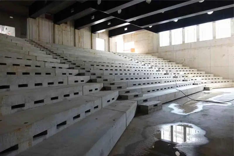 Die Sitzbänke der Hörsäle gehören zu den wenigen Elementen, die in Betonfertigteilen erstellt wurden. Die große Spannweite des Saals wird durch hochwertige, schwere Stahlträger überbrückt. 