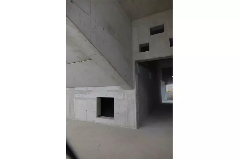 Zu den bautechnischen Besonderheiten gehören unter anderem zahlreiche Versprünge und große Mengen an Ortbeton, denen die ULMA-Schalungslösungen eine Form geben.