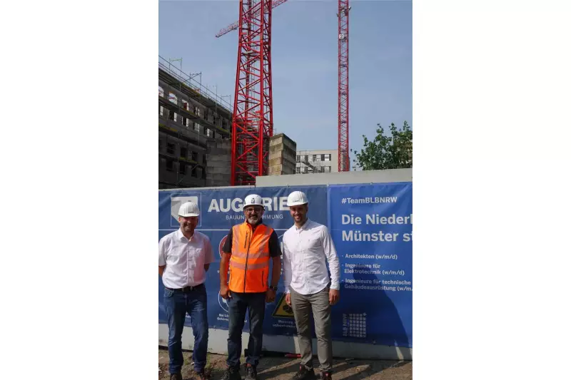 Dank der engen Zusammenarbeit zwischen ULMA und AUG. PRIEN geht es auf der Baustelle schnell voran. Im Bild (v.l.n.r.): ULMA-Vertriebsmitarbeiter Bernd Gielnik, Oberpolier Paulo dos Reis Silva, AUG. PRIEN Bauunternehmung, und ULMA-Projektleiter Marc Littgen.