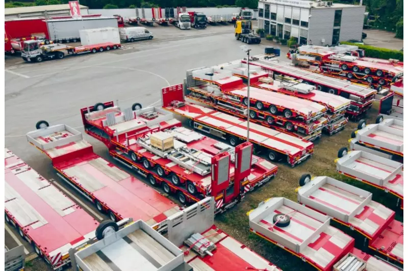 Über die letzten Jahrzehnte hinweg hat sich die ES-GE insbesondere durch die Vermarktung von teleskopierbaren Satteltiefladern, -anhängern und -aufliegern hervorgehoben. Zu dem umfangrei-chen Produktangebot gehören jedoch zahlreiche weitere Fahrzeugtypen, die sowohl im direkten Verkauf als auch im Mietservice angeboten werden.
