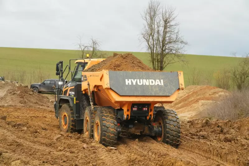 Die Tandemachse beim Hyundai-Dumper HA30/HA45 ist ein Alleinstellungsmerkmal. Extrem gute Traktion, hohe Bodenfreiheit, Verzicht auf starre Hinterachsen und geringe Wartungskosten sind die Vorteile für Betreiber.
