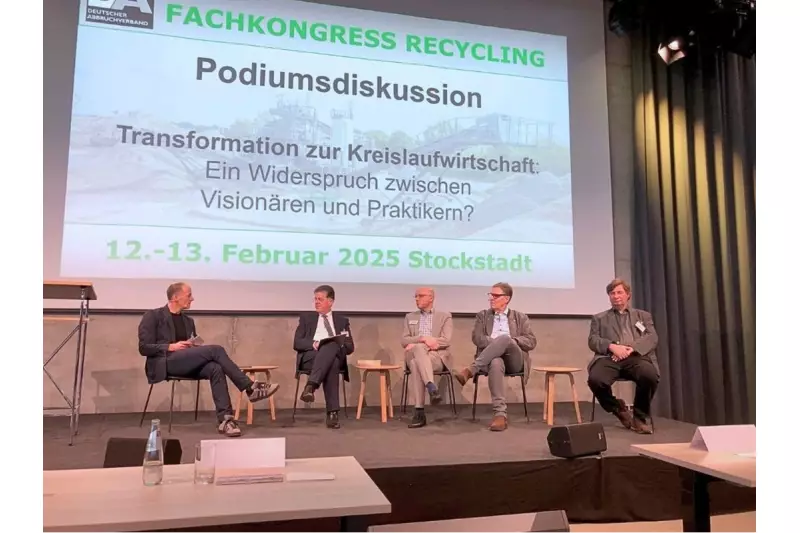 FACHKONGRESS RECYCLING Podiumsdiskussion
Moderator Michael Weiß, Dr. Markus Pauly, Robert Oettinger, Klaus Mesters und Gunther Weyer (v.l.n.r.) führten eine lebendige Podiumsdiskussion.