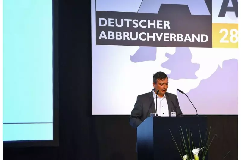 Über die Unterweisungspflichten beim Umgang mit Anbaugeräten klärte Sebastian Nolting, NBM Anbaugeräte GmbH, die Teilnehmer der FACHTAGUNG ABBRUCH in seinem Fachvortrag auf.