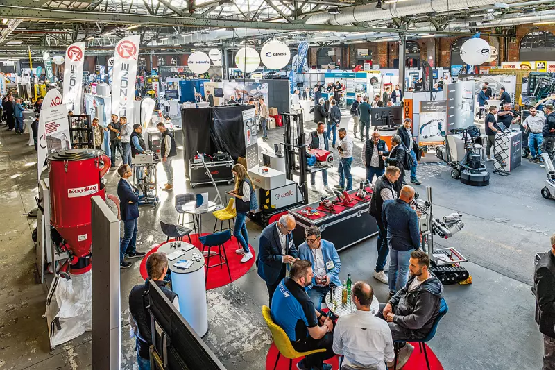 Gelegenheit für produktive Gespräche am Stand gab es bei der Fachtagung Abbruch 2026 reichlich. Neue Ideen, spannende Kontakte und innovative Lösungen wurden in der ausverkauften Fachausstellung mit insgesamt 125 Ausstellern ausgetauscht. Quelle: Jule Halsinger