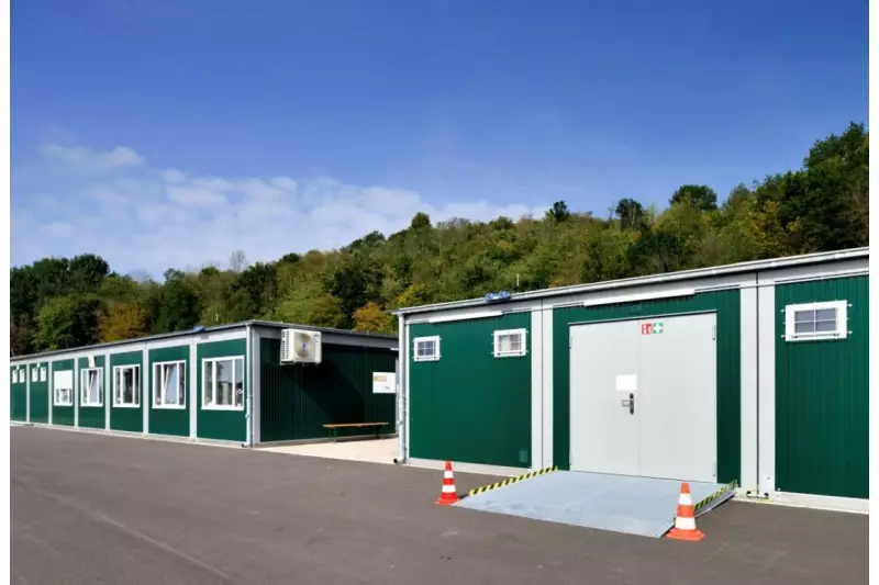 Bürogebäude und das separat angeordnete Lagerhaus sind für eine dauerhafte Nutzung konzipiert und bieten den insgesamt rund 80 Mitarbeitern und Mitarbeiterinnen einen komfortablen Standort.