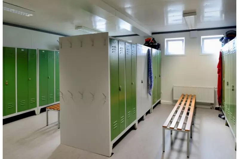 Für die Mitarbeiter- und Mitarbeiterinnen wurden im Gebäude geräumige Umkleideräume eingerichtet.