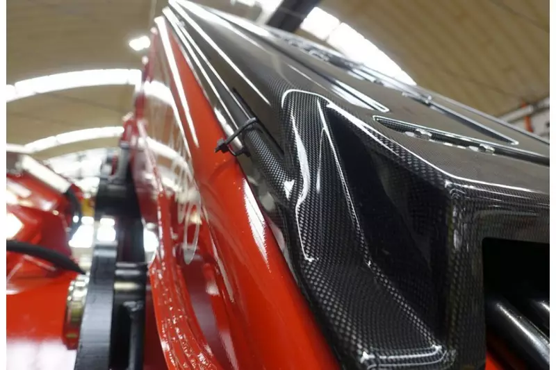 So schick wie ein Sportwagen: Die sportliche, dynamische und elegante Carbon-Optik unterstreicht die hohe Leistungsfähigkeit und Robustheit der Fassi-Krane.