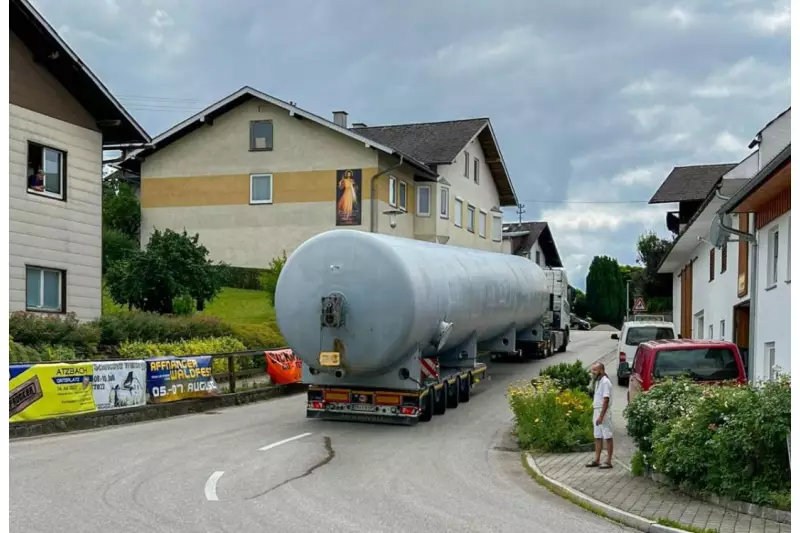 Der 26 t schwere Tank mit einem Durchmesser von 3 m hinterließ einen imposanten Anblick bei den Beobachtern, als das Gespann rund 30 km durch das nördliche Österreich hindurch zog. 