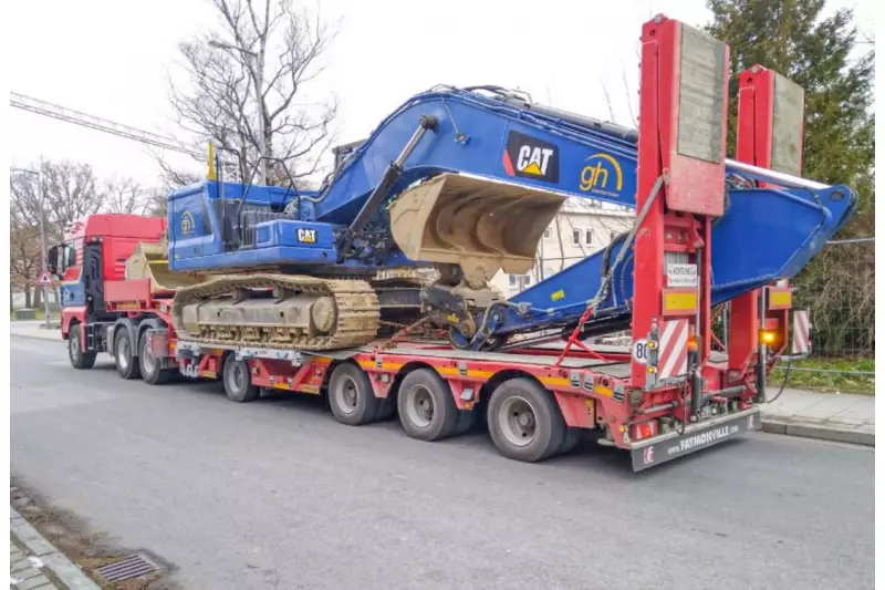 Der 4-Achs MultiMAX besitzt beispielsweise Radmulden mit Einlegeelementen, eine teleskopierbare Ladefläche, eine breite und lange Löffelstielmulde und vieles mehr.