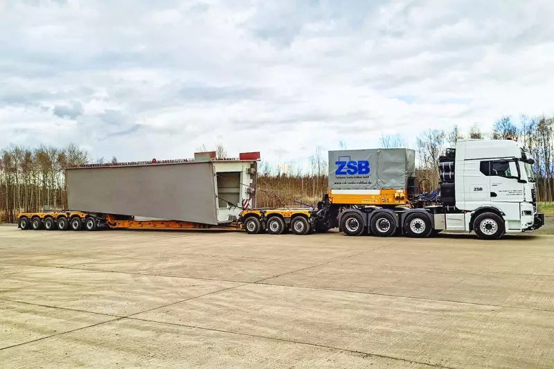 ZSB transportierte mit einer modular zusammengestellten CombiMAX-Kombination von Faymonville ein Brückenteil für die Hafenbrücke in Nürnberg und nutzte dabei die flexible Konfiguration des Baukastens für diesen anspruchsvollen Schwertransport.