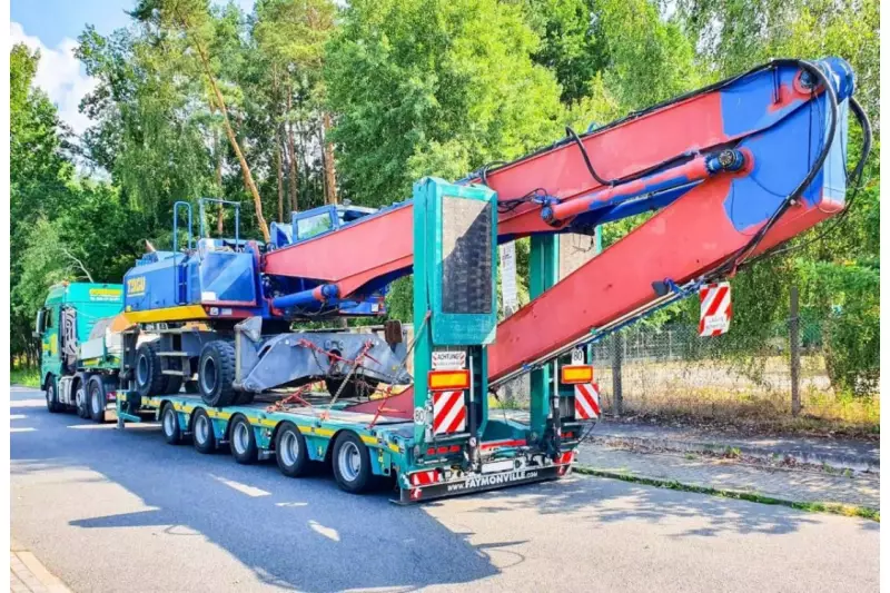 Auch schwer zugängliche Baustellen in der Großstadt sind für den Semi-Tieflader von Faymonville kein Problem.