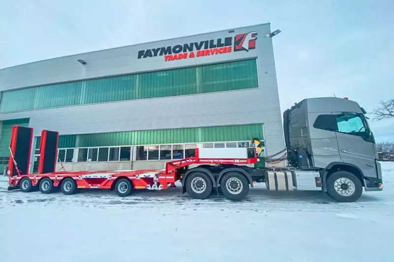 Der luftgefederte MultiMAX besticht durch seine Vielseitigkeit, so etwa durch zwei paar Radmulden, starke Doppelrampen, eine von 8.800 mm um weitere 2.800 mm teleskopierbare Ladefläche und ebenso eine 3.850 mm lange Löffelstielmulde.