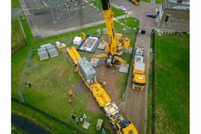 Am Ziel: Der 88-Tonnen-Trafo wird millimetergenau vom CombiMAX abgeladen.