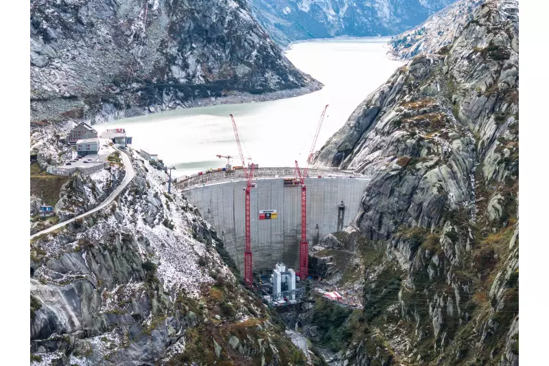 Die fertige neue Stau-mauer Ende September 2024, kurz vor der Demontage des ersten WOLFF Krans.
