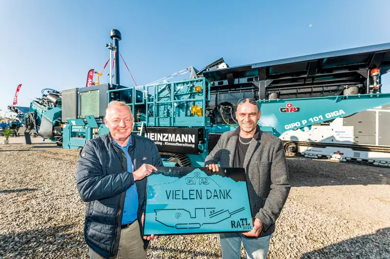 Ein besonderes Highlight der Messe war die feierliche Übergabe einer neuen raupenmobilen Prallbrechanlage GIPO P 101 GIGA an den Kunden. In einem würdigen Rahmen überreichte das GIPO-Team die Schlüssel zu der Anlage und unterstrich damit die enge Partnerschaft. Quelle: Treffpunkt.Bau