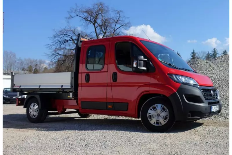 Der Fiat Professional Ducato 140 MultiJet₂ macht sowohl in der beengten Innenstadt als auch auf holprigen Schotterpisten eine gute Figur.