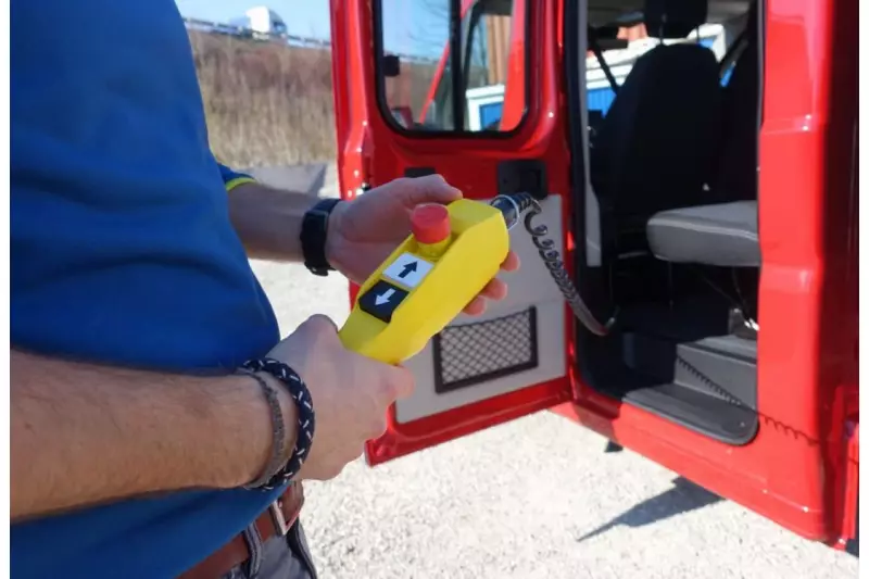 Kinderspiel: Mit der kabelgebundenen Fernbedienung lässt sich der Aufbau unkompliziert bedienen – auch bei ausgeschaltetem Motor.