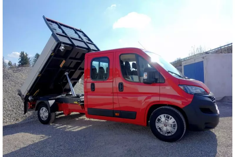 Der neue Ducato eignet sich in der Ausführung als Pritschenwagen besonders gut für GaLaBau-Unternehmen. Seine kompakten Außenmaße kombiniert mit einer großen Ladefläche, schaffen die nötige Flexibilität.