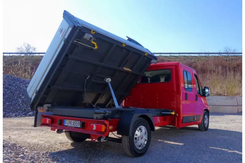 Die elektrohydraulische Steuereinheit mit Öltank und -pumpe ist im Unterbau montiert.