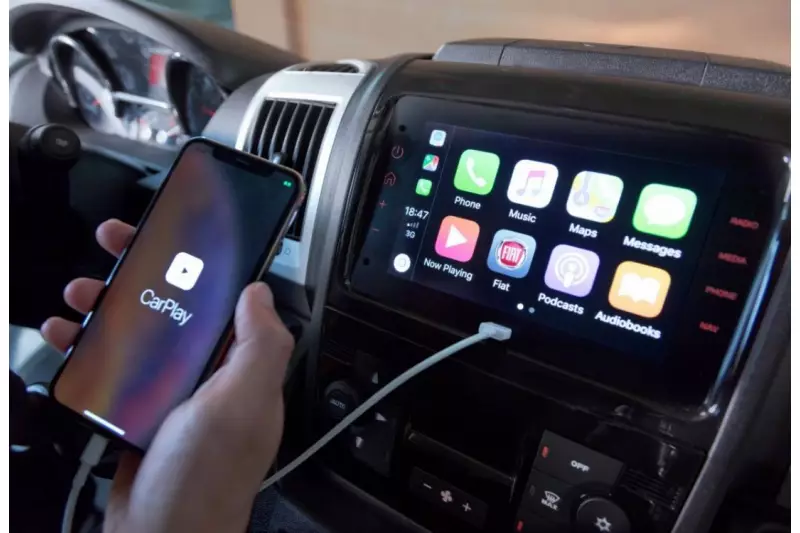 Das Infotainment-System von Mopar unterstützt Apple CarPlay und Android Auto. Perfekt für alle, die sich lieber von Navigationsapps leiten lassen oder Podcasts hören wollen.