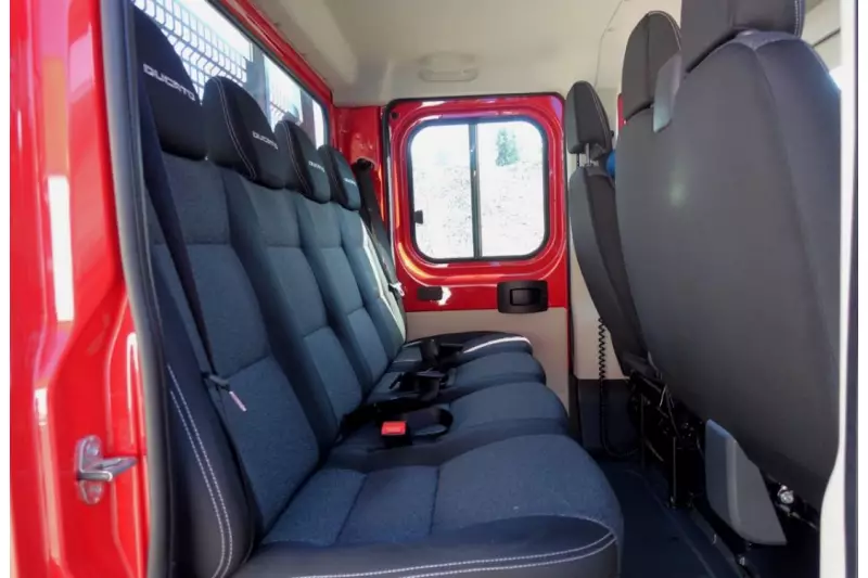 Mit drei Sitzen vorne und vier Sitzen in zweiter Reihe bietet die Doppelkabine erstaunlich viel Platz.