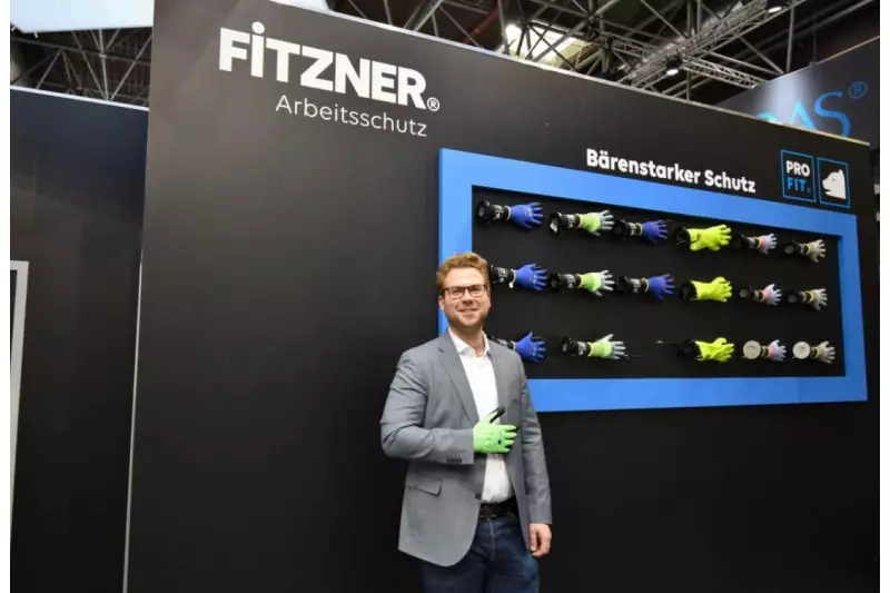 Bequem und sicher. Neben dem sehr hohen Schnittschutzlevel F bieten die neuen Steel-Fiber-Handschuhe von Fitzner auch den hohen Durchstichlevel 4 und sind dabei so elastisch wie normale Stoffhandschuhe. Thilo Fitzner trägt hier das weithin sichtbare Hi-Vis-Modell.