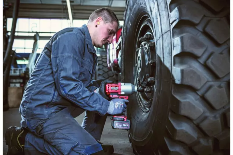 Die Ausstattung der neuen Akku-Schlagschrauber von Flex ist für Anwendungen im Automotive-Bereich genauso geeignet wie für Befestigungsarbeiten im Metall-, Hallen- und Holzbau.