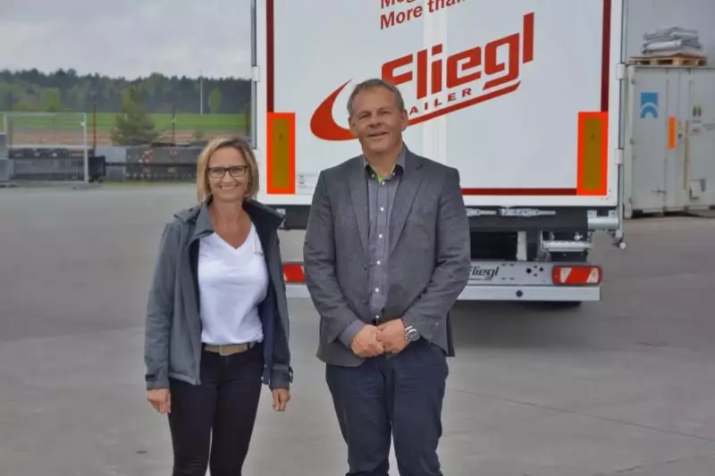 Familienunternehmen sind Visionäre, müssen Visionäre sein. Schon wegen der Nachfolgeoptionen, die auch bei Fliegl Trailer ein Thema sind. Zwei der drei Kinder von Margit und Helmut Fliegl sind bzw. starten demnächst in ihre Ausbildung im Unternehmen.