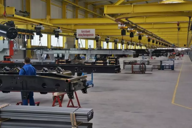 Blick in eine Montagehalle. Fliegl verfügt über Europas reaktionsschnellste Laserschneidanlage für 10 mm Material.